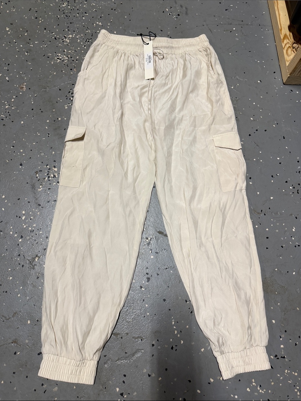 Pinch pants with elastic cuffed bottoms